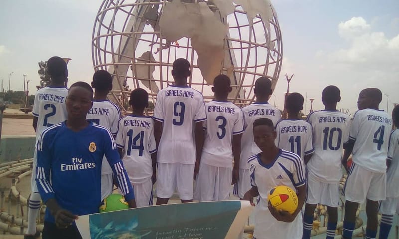Israel's Hope -jalkapallojoukkue pelipaidoissaan